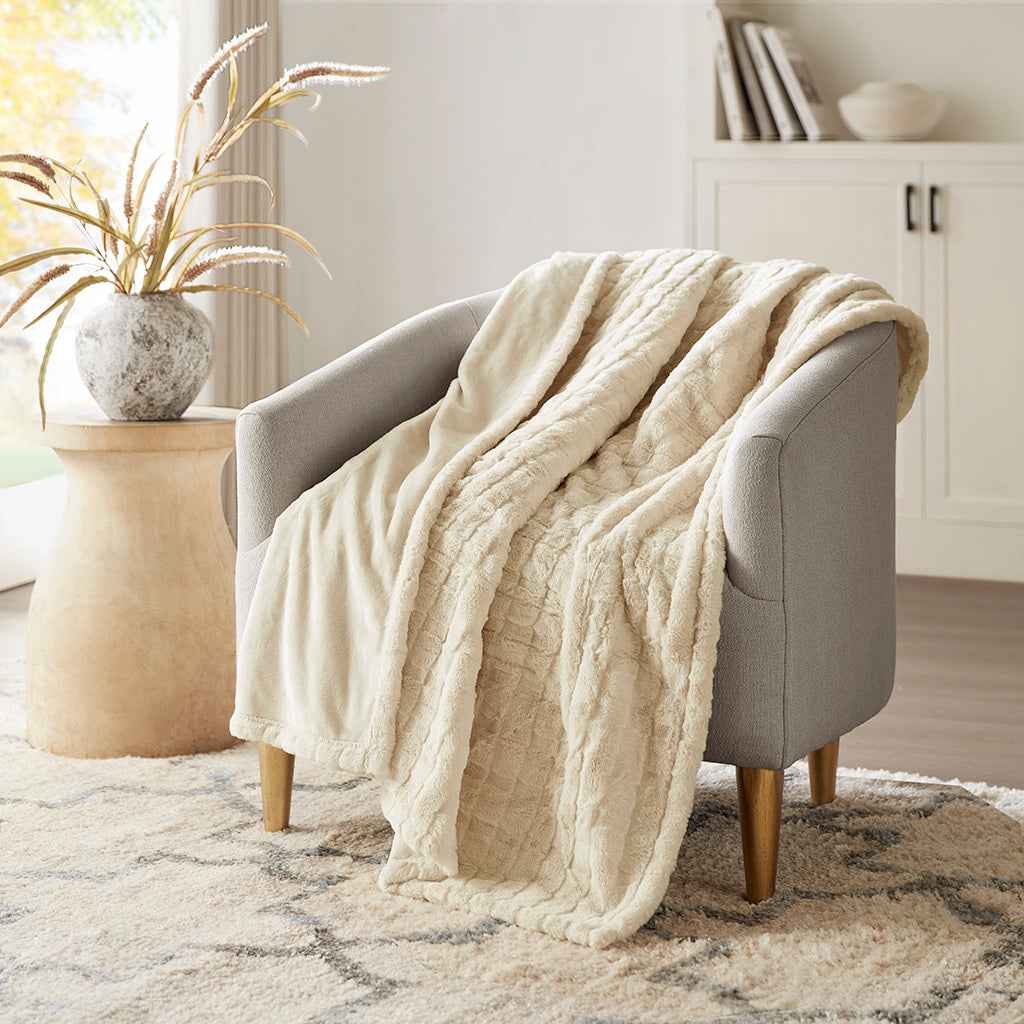 Oversized 50" x 70" Faux Fur Heated Throw detail image 7